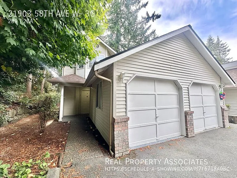 Hillcrest — Photo 22
