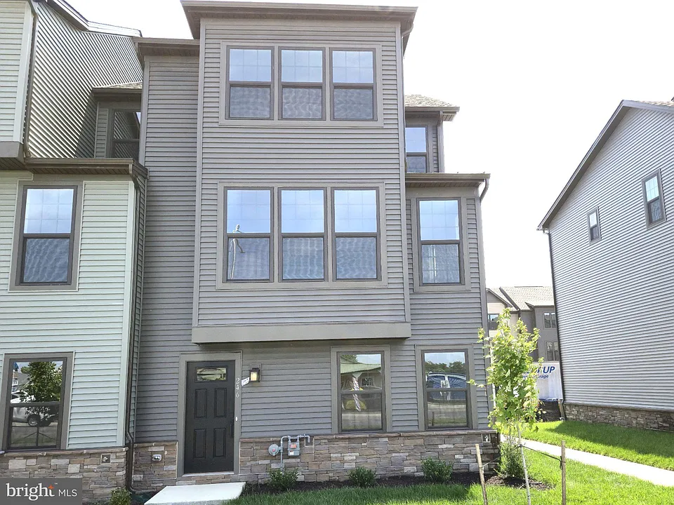 246 E Main St