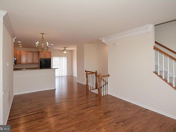 5th image of 533 Edmonton Ter NE