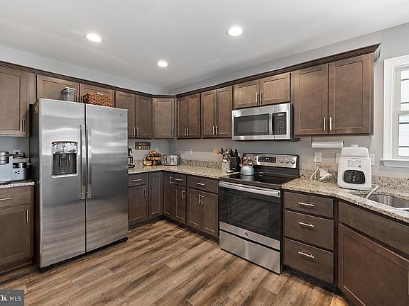 4th image of 300 Stonewall St