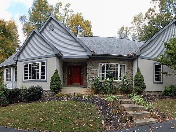 3rd image of 14 Oakridge Dr
