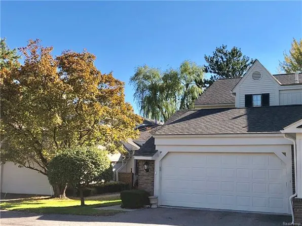 7173 Creeks Xing #1, West Bloomfield, MI 48322