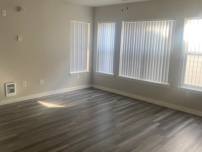 1585 NE Jonquil Ln — Photo 2