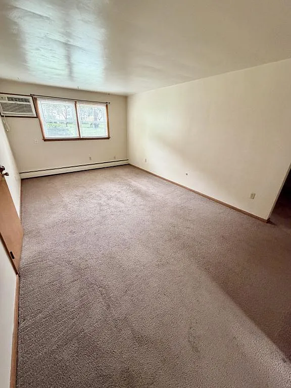 320 E Chestnut St — Photo 4