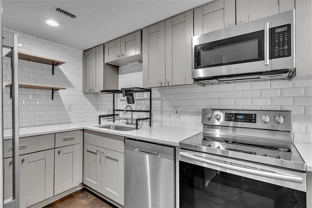 2 bed, 2.0 bath, 919 sqft, $2,650 — Photo 4