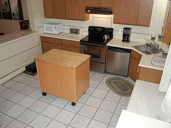Kitchen w/ CT floor