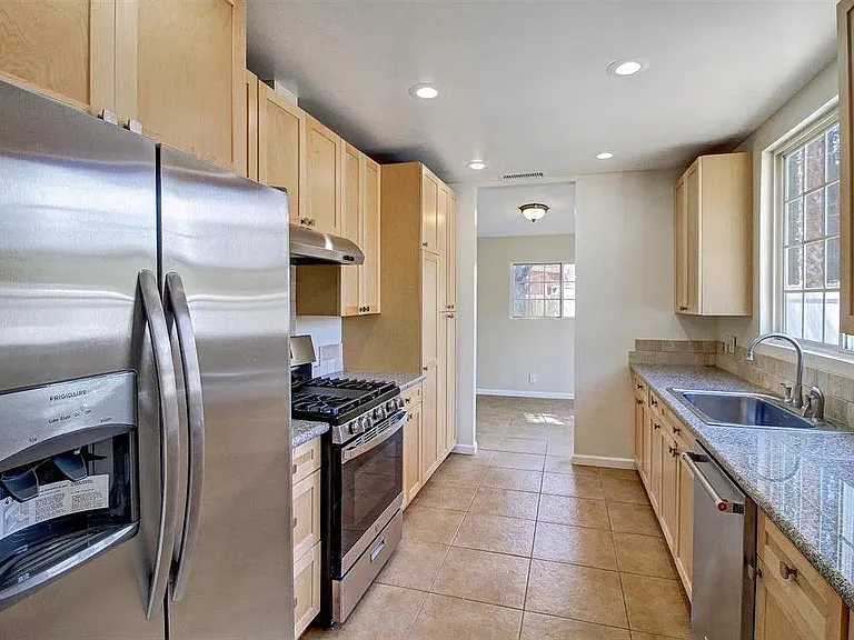 7831 Geyser Ave — Photo 6