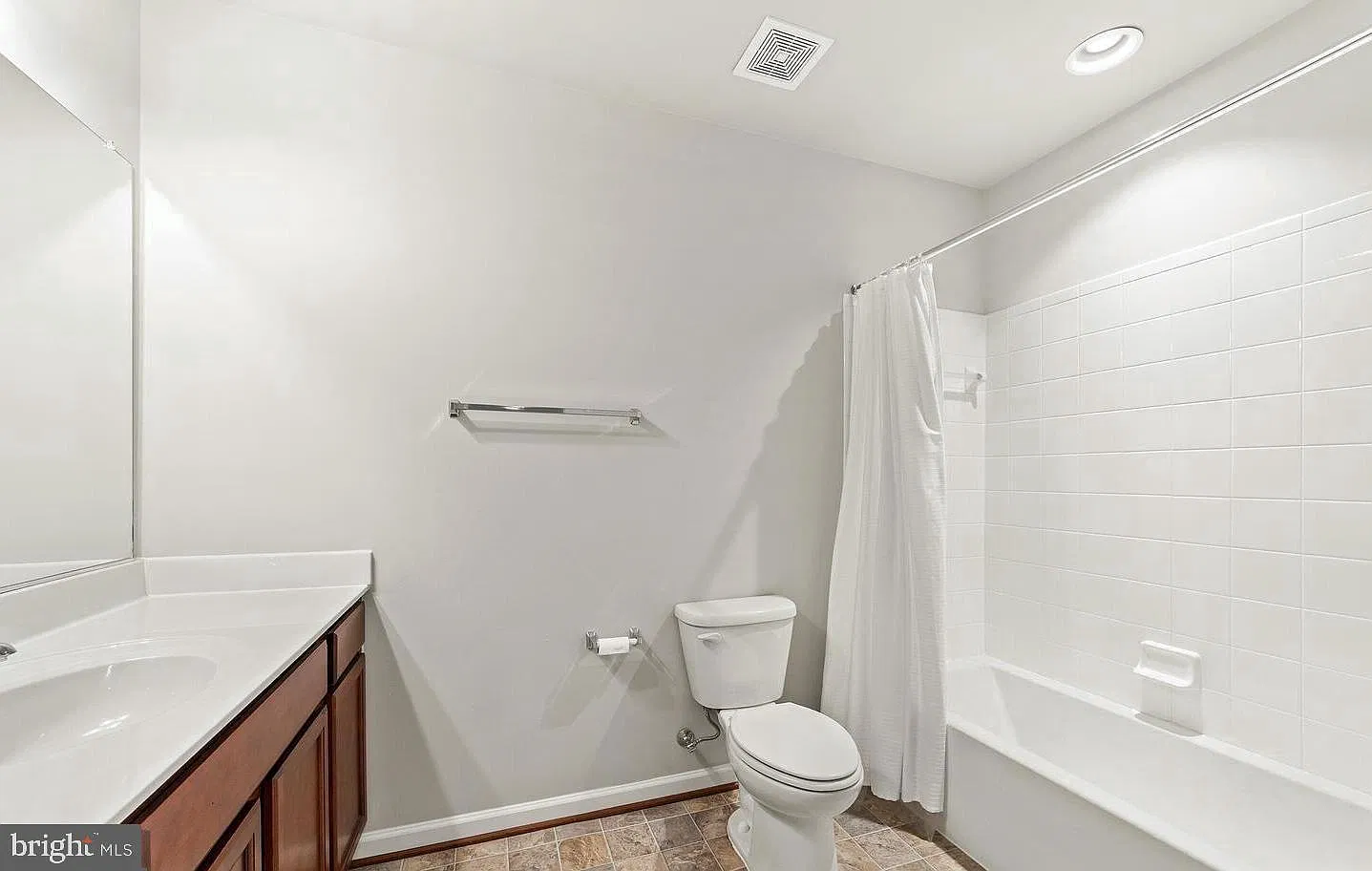 3 bed, 3.5 bath, 2682 sqft, $2,199 — Photo 3