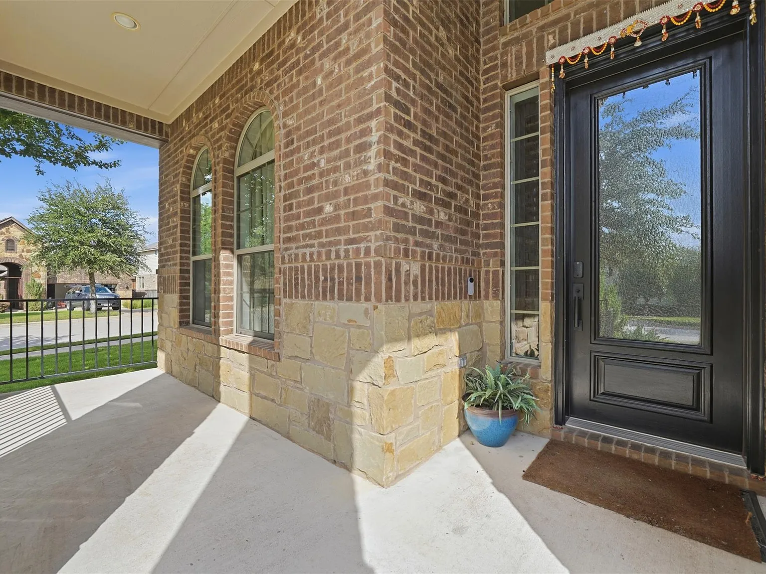 5 bed, 3.5 bath, 4192 sqft, $5,000 — Photo 2