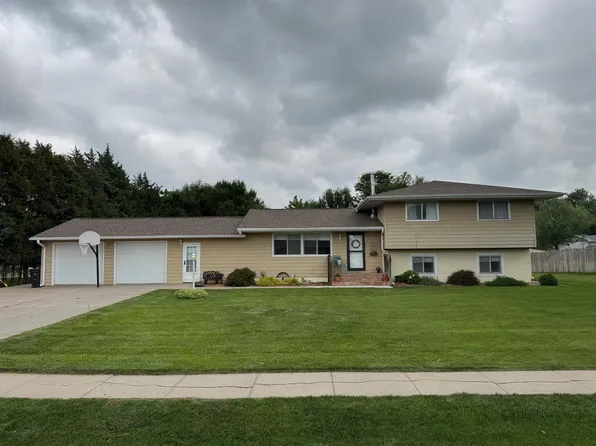 26 Elm Dr, Kearney, NE 68845