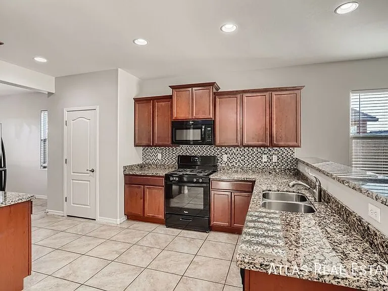 8253 W Razorbill Dr — Photo 3