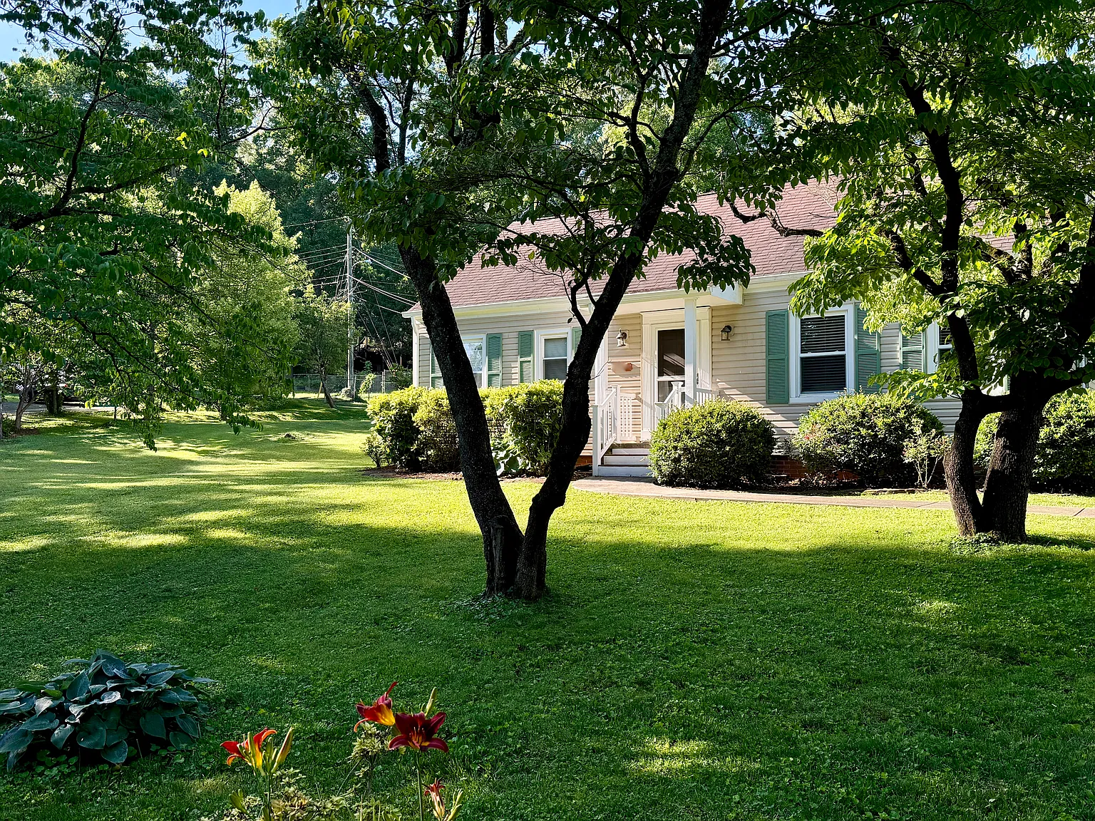 2104 Maplewood Dr — Photo 2