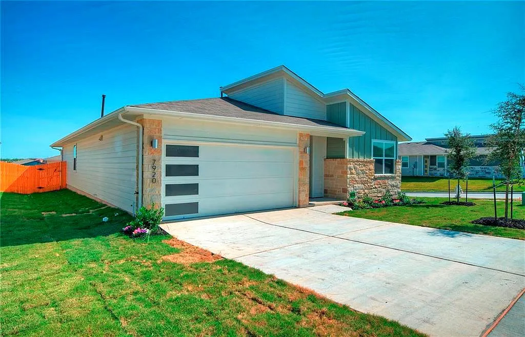 4 bed, 2.0 bath, 2025 sqft, $2,350 — Photo 2