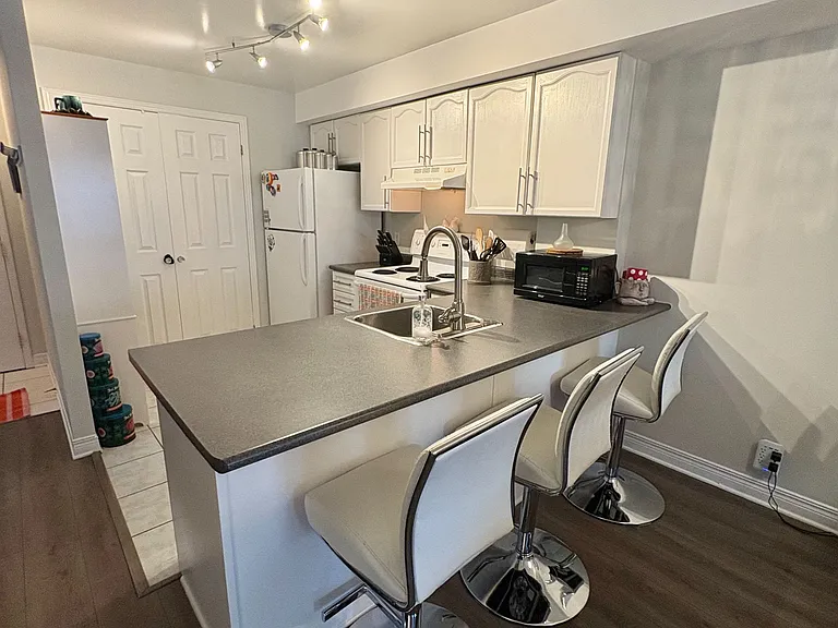 429 Somerset St W #402 — Photo 17