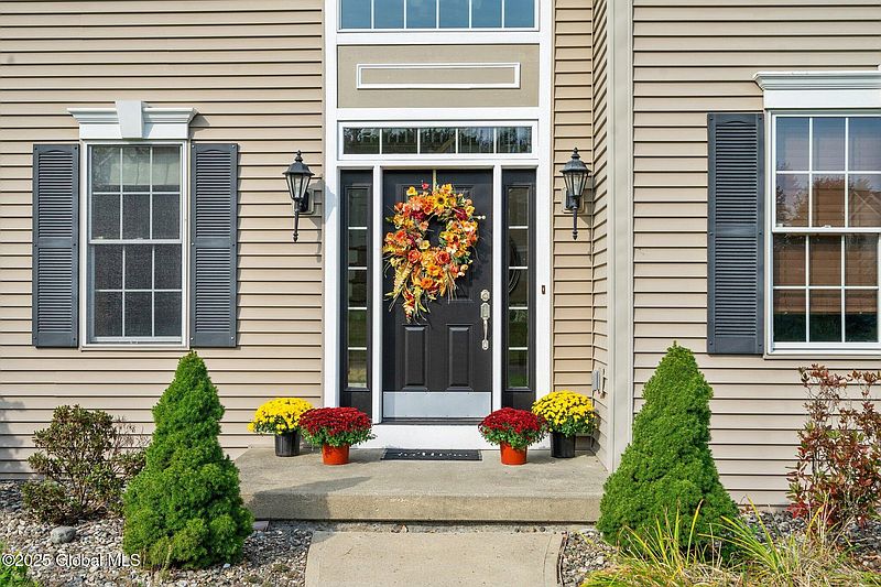 4th image of 75 Outlook Drive S