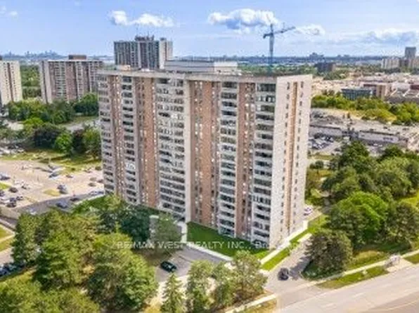 15 Kensington Rd #409, Brampton, ON L6T 3W2