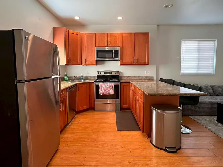 688 N 11th St #1D — Photo 2