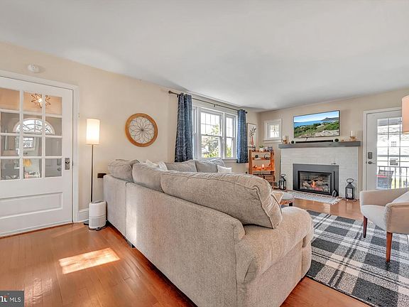 4th image of 66 Franklin Ave