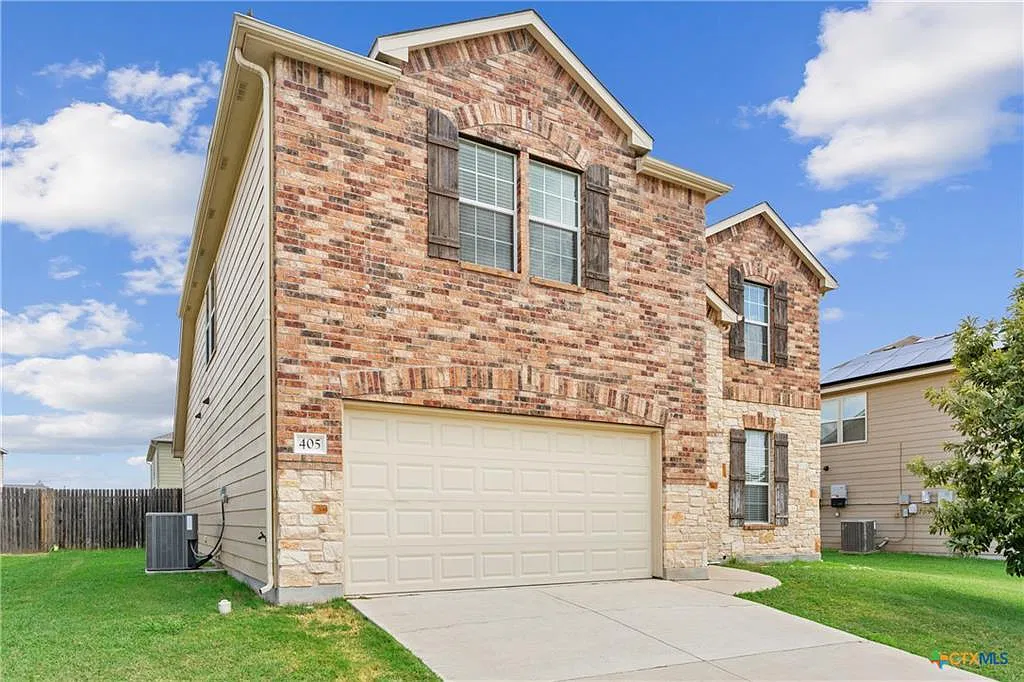 4 bed, 2.5 bath, 2516 sqft, $2,200 — Photo 1
