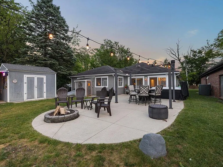 486 Charlevoix St — Photo 3