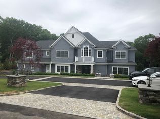 9 Split Rock Ct, Melville, NY 11747