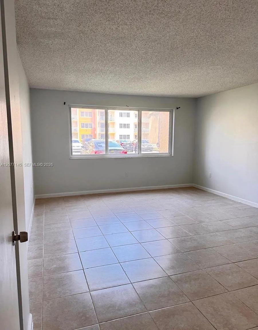 Coral Gate East Condo — Photo 4