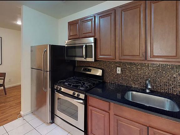 5th image of 293 Throop Ave APT 3