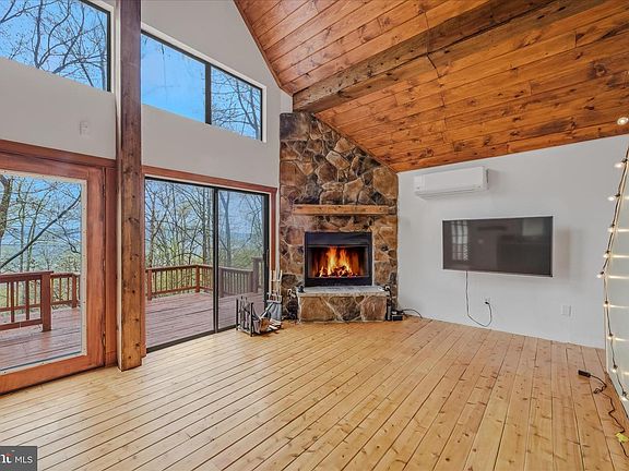 6th image of 494 Glenwood Ln
