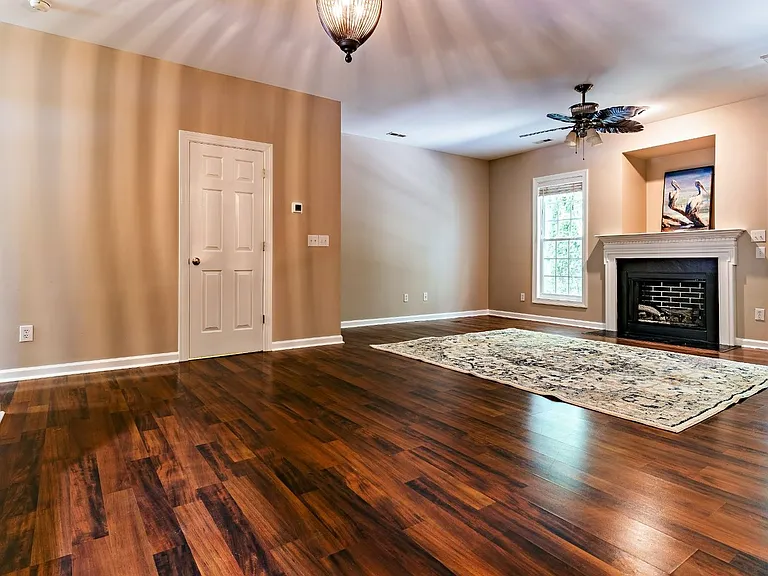 208 Sir William Ln — Photo 14