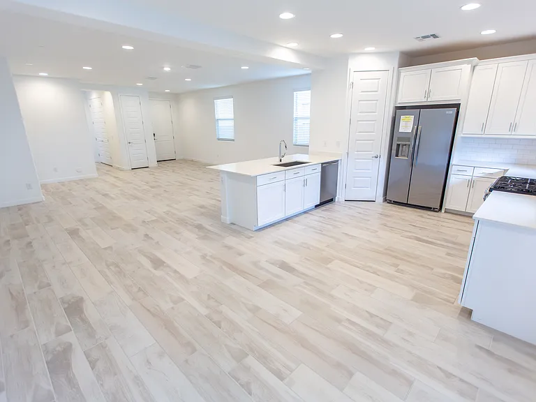2243 E Ridgewood Ln — Photo 33
