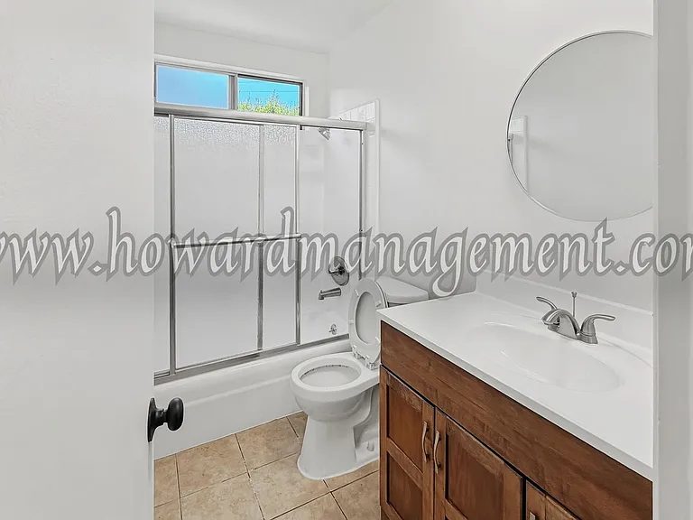 1560 Saltair — Photo 38