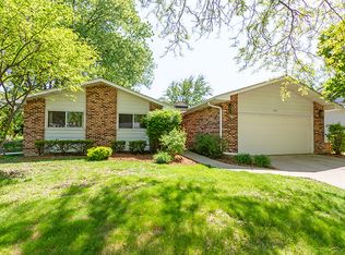 401 S Cedarcrest Dr, Schaumburg, IL 60193