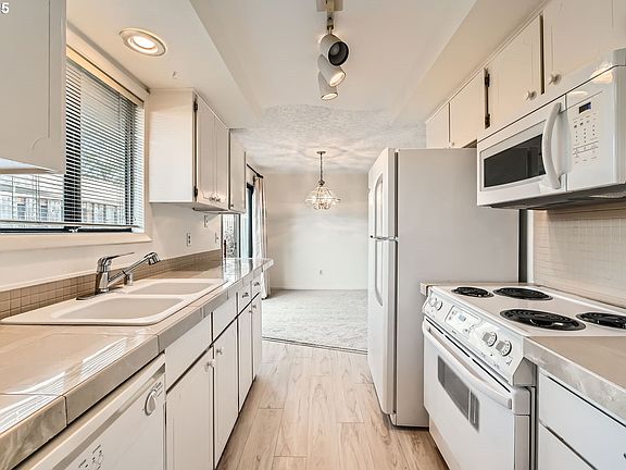 5th image of 3511 NE 45th St APT A