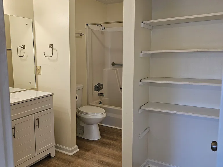 419 Oaktree Sq — Photo 10