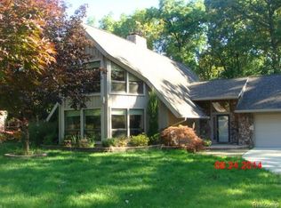 8200 Woodcrest Dr, Grosse Ile, MI 48138