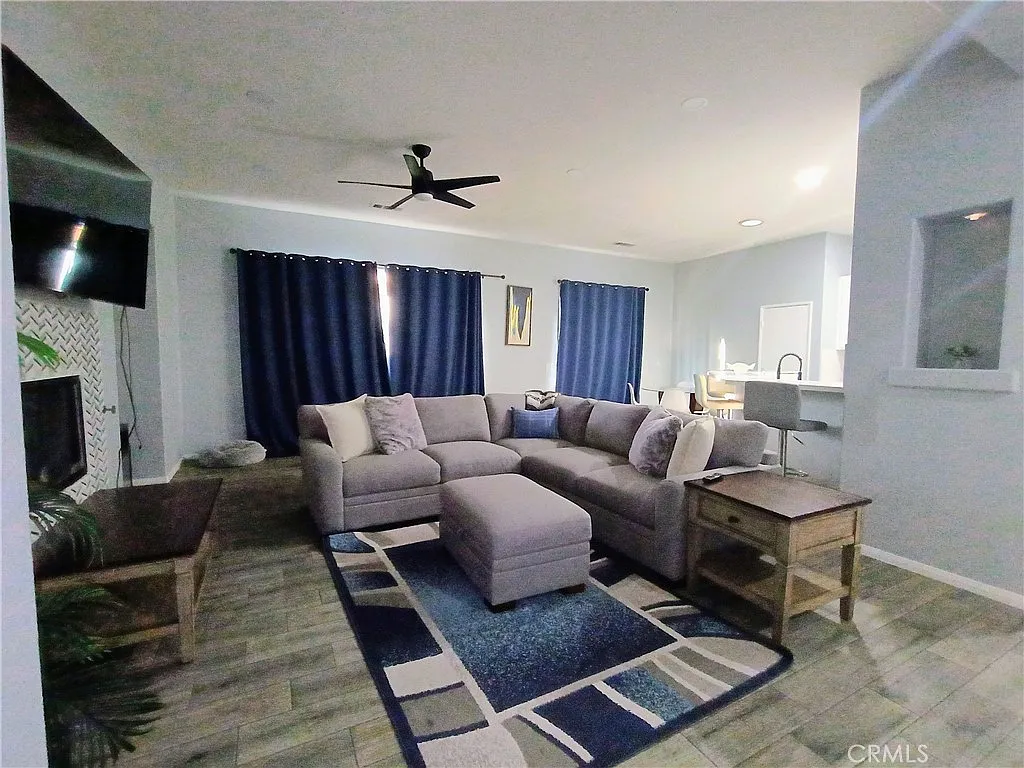 3 bed, 2006 sqft, $3,000 — Photo 2