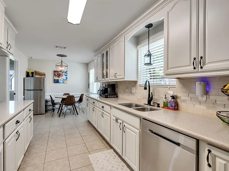 2811 Quincannon Ln — Photo 8