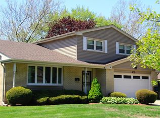 2802 N Dryden Pl, Arlington Heights, IL 60004