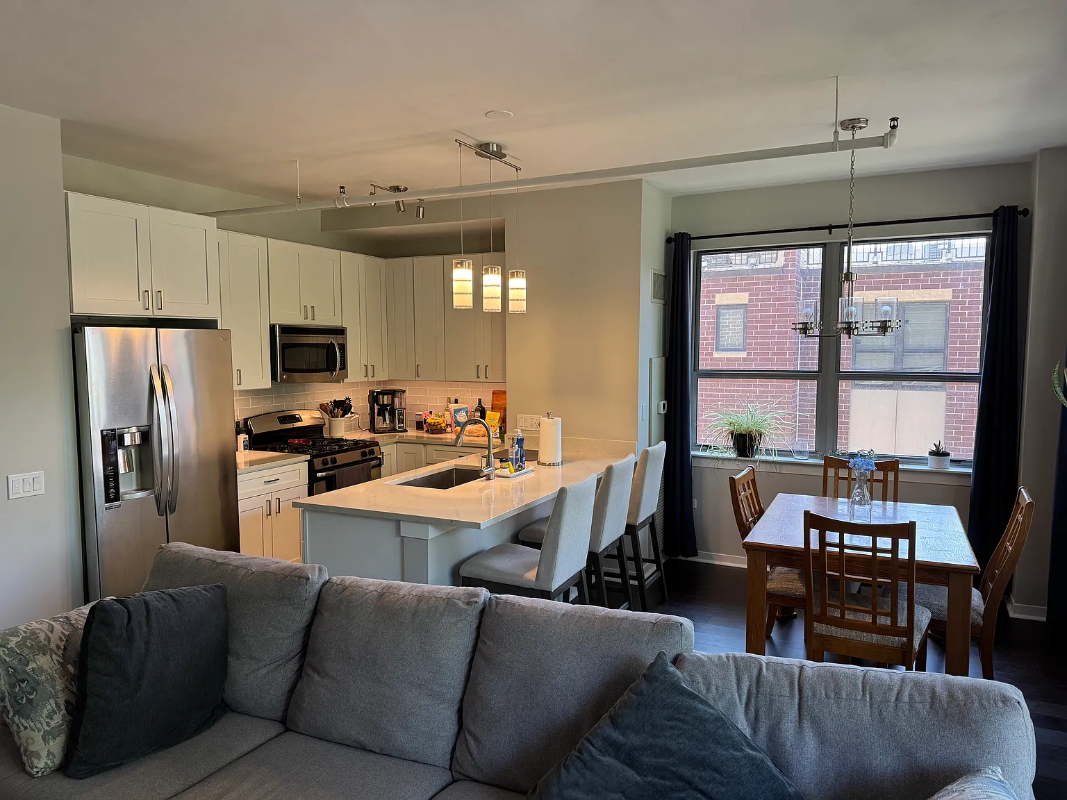 2 bed, 1200 sqft, $4,200 — Photo 2