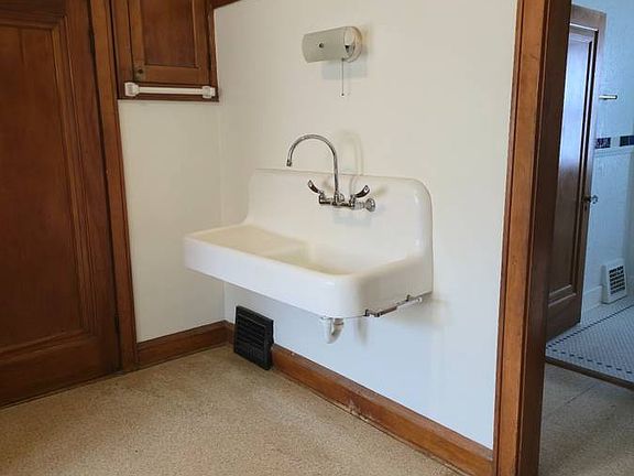 3rd image of 3163-3165 N 39th St #2