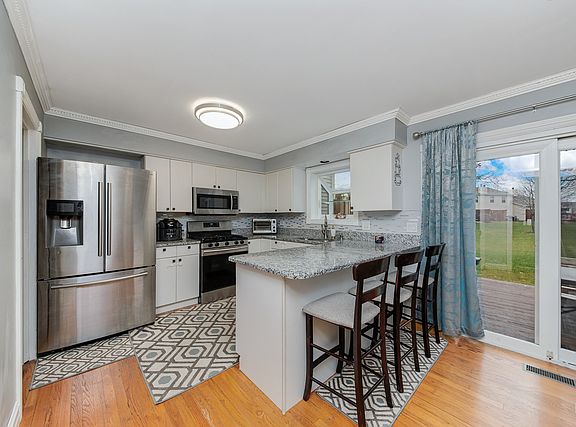5th image of 27W417 Melrose Ln