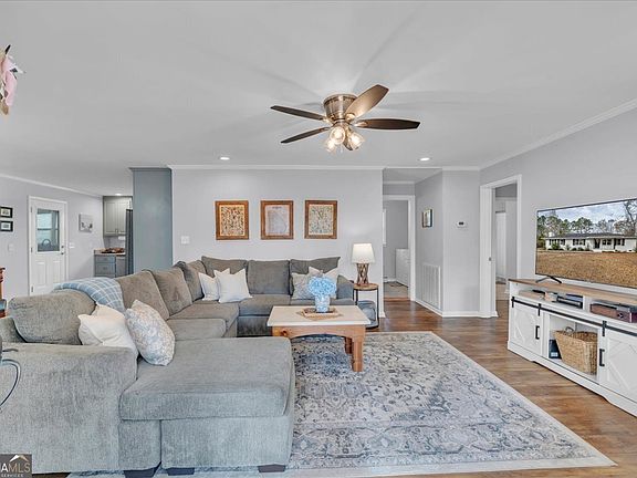 3rd image of 480 Country Club Rd