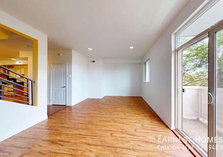 11622 Oxnard St — Photo 2
