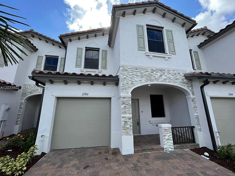 11910 SW 245th Ter #11910 — Photo 2