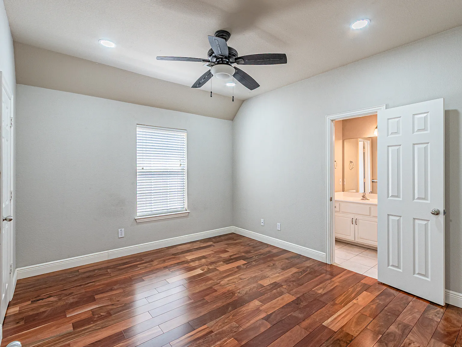 4 bed, 3001 sqft, $3,700 — Photo 4