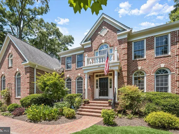 3127 Woodland Ln, Alexandria, VA 22309