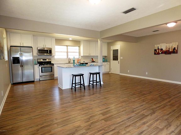 5th image of 6106 Karen St