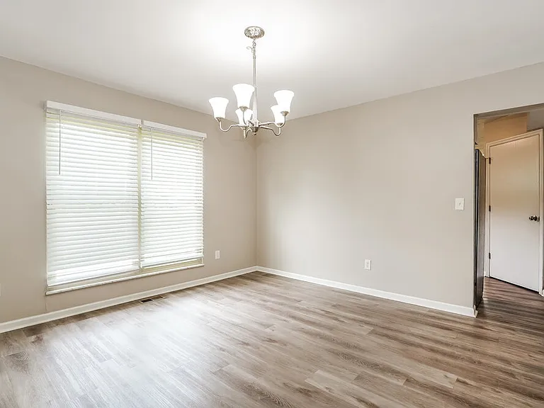 1127 Crestview St — Photo 7