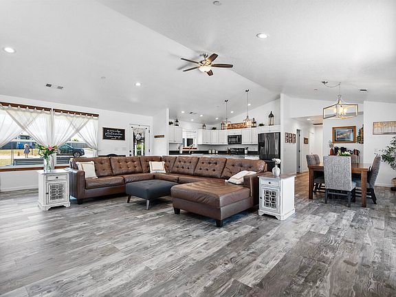 4th image of 230 Longiflorum Ln