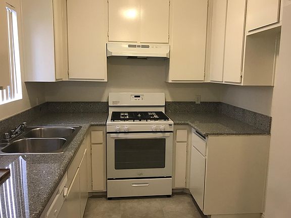 3rd image of 12653 Oxnard St APT 2